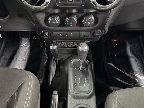 Used 2017 Jeep Wrangler Unlimited Rubicon w/ Connectivity Group image 16