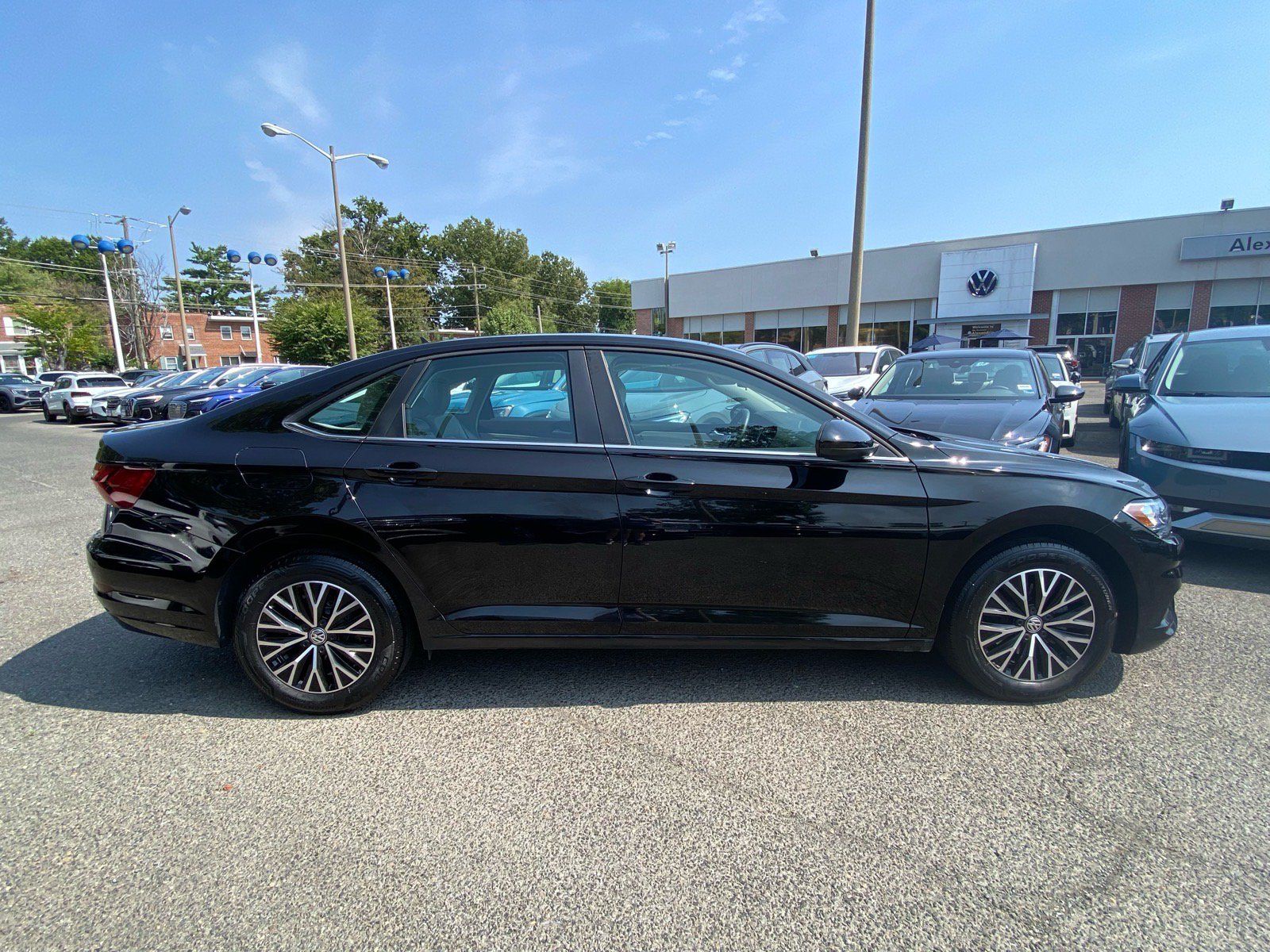 Used 2021 Volkswagen Jetta SE FWD image 2