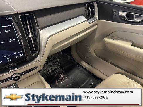 Used 2018 Volvo XC60 T6 Momentum w/ Convenience Package image 48