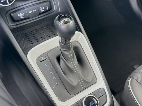 Used 2023 Hyundai Venue Limited image 18