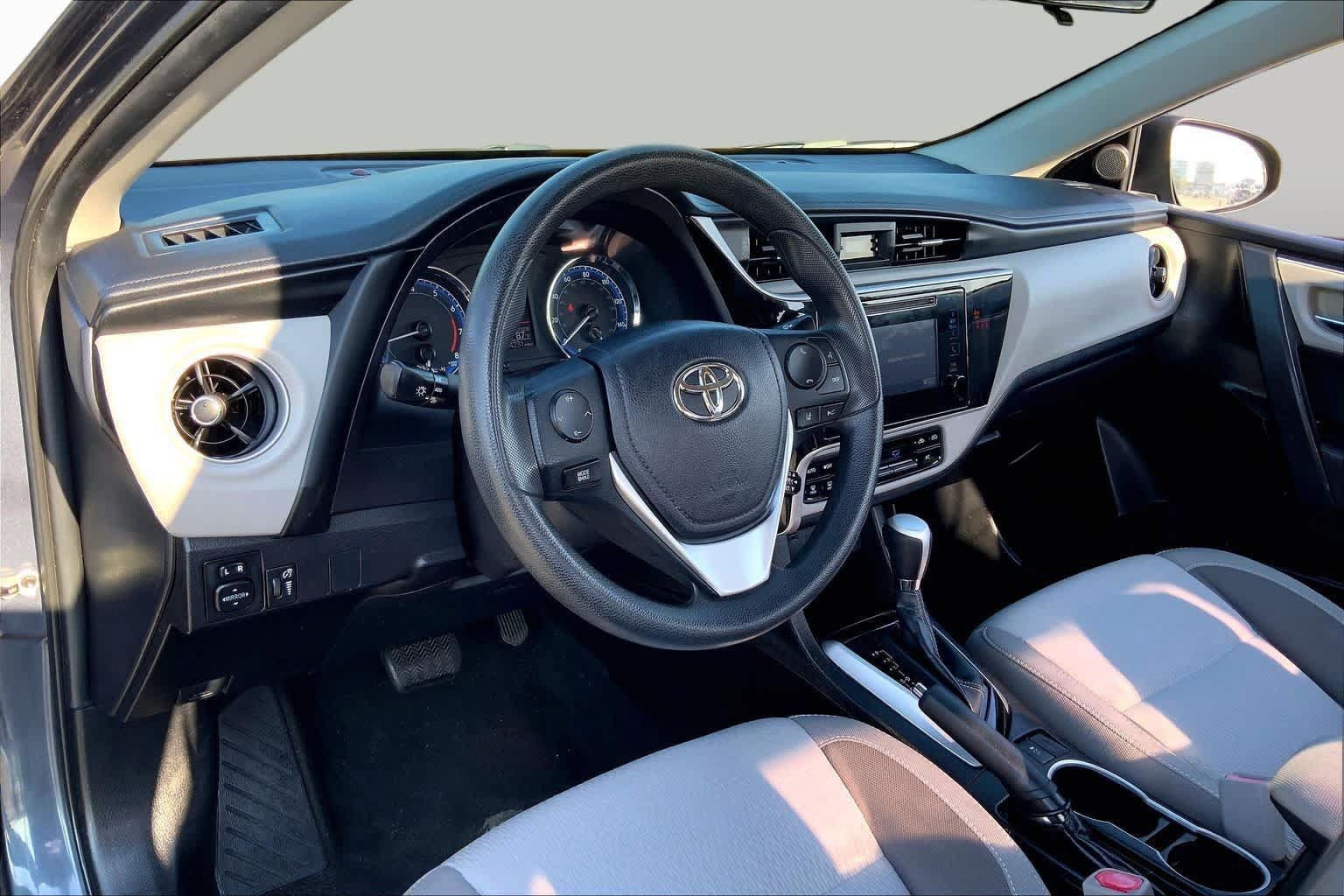 Used 2018 Toyota Corolla LE FWD image 17
