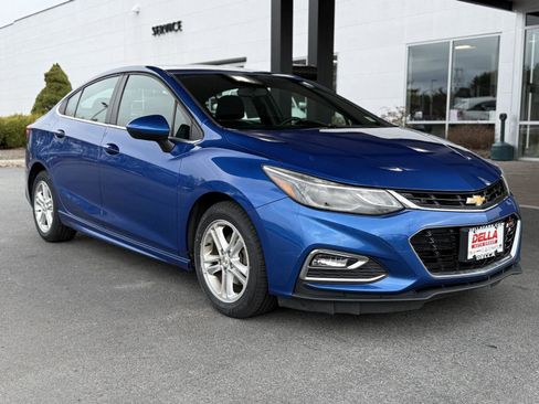 Used 2018 Chevrolet Cruze LT w/ Convenience Package FWD image 3