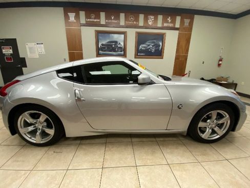 Used 2010 Nissan 370Z Touring image 4