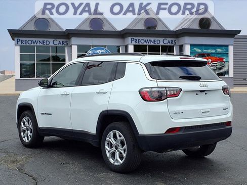 Used 2025 Jeep Compass Latitude AWD/4WD image 2