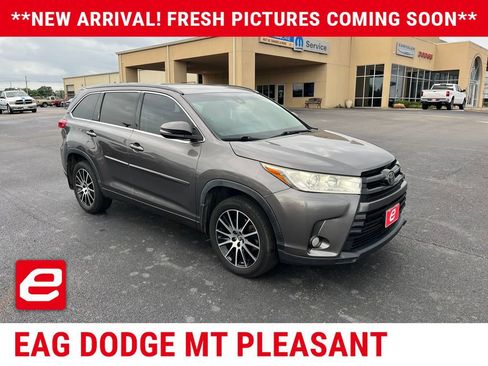 Used 2017 Toyota Highlander SE FWD image 1