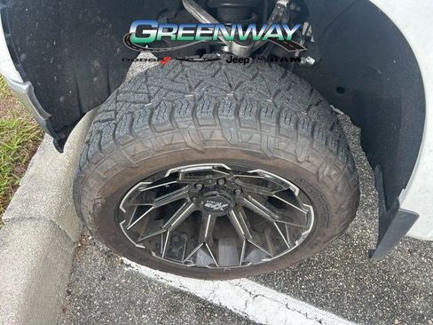 Used 2022 Chevrolet Silverado 1500 LT image 2