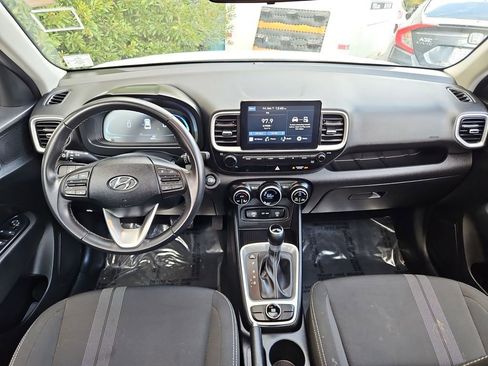 Used 2025 Hyundai Venue SEL image 9