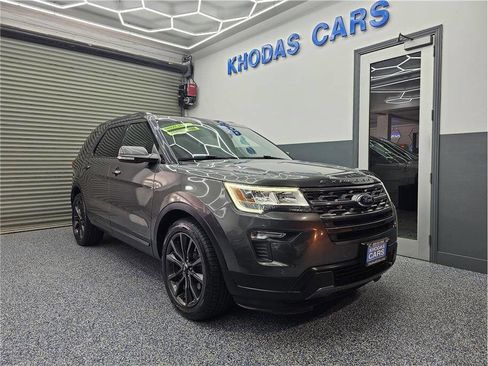 Used 2018 Ford Explorer XLT w/ Equipment Group 202A FWD image 7