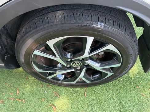 Used 2020 Toyota C-HR XLE FWD image 27