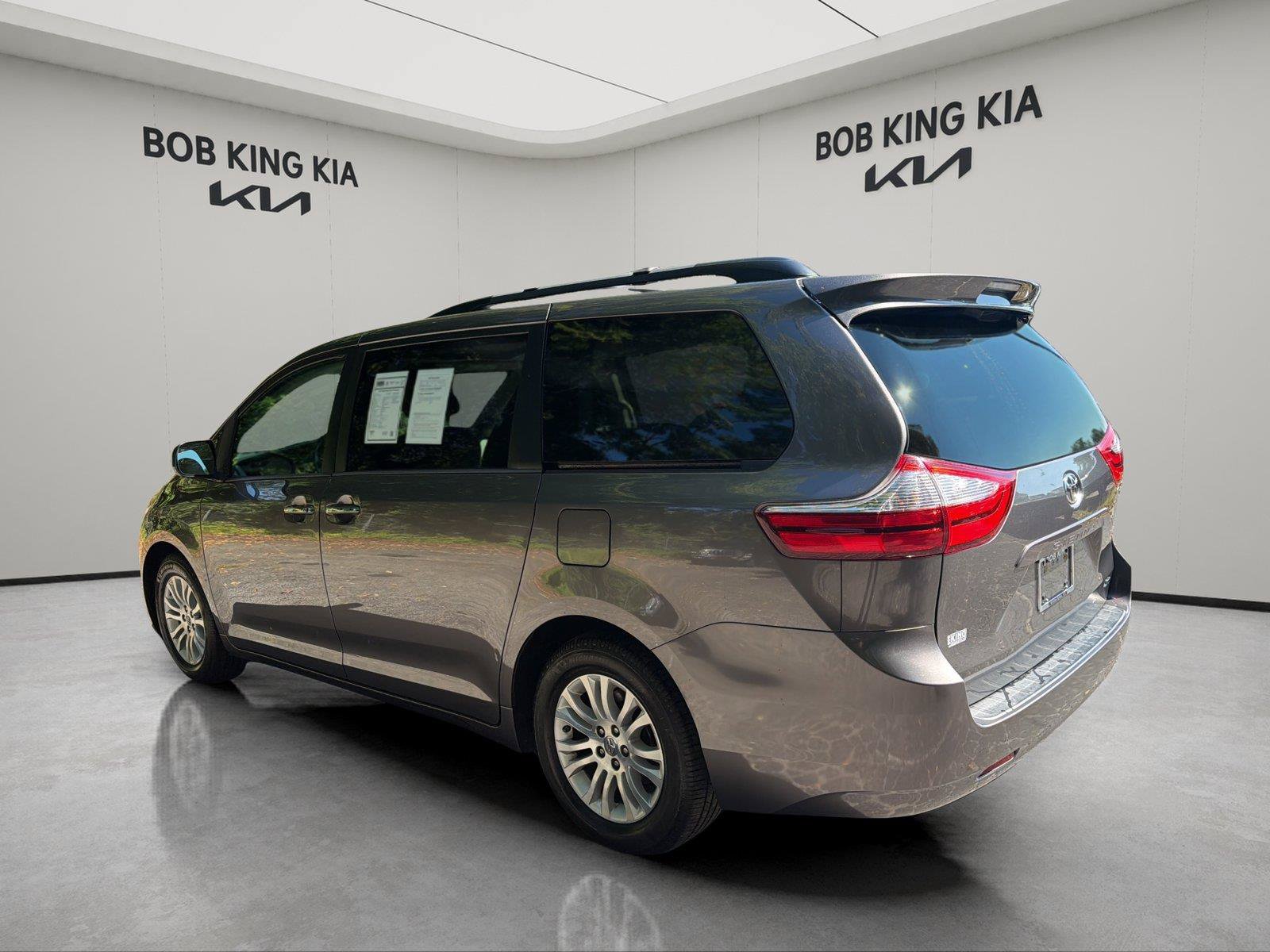 Used 2017 Toyota Sienna XLE w/ Cargo Management Package FWD image 3