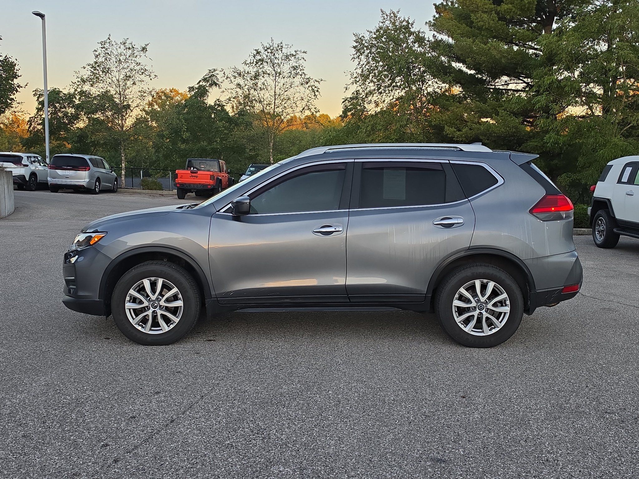 Used 2017 Nissan Rogue SV w/ Sun & Sound Touring Package AWD/4WD image 4