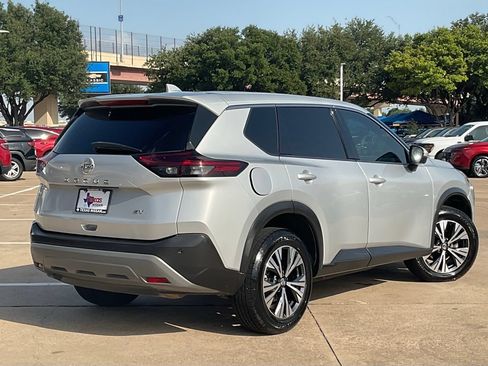 Used 2021 Nissan Rogue SV FWD image 4