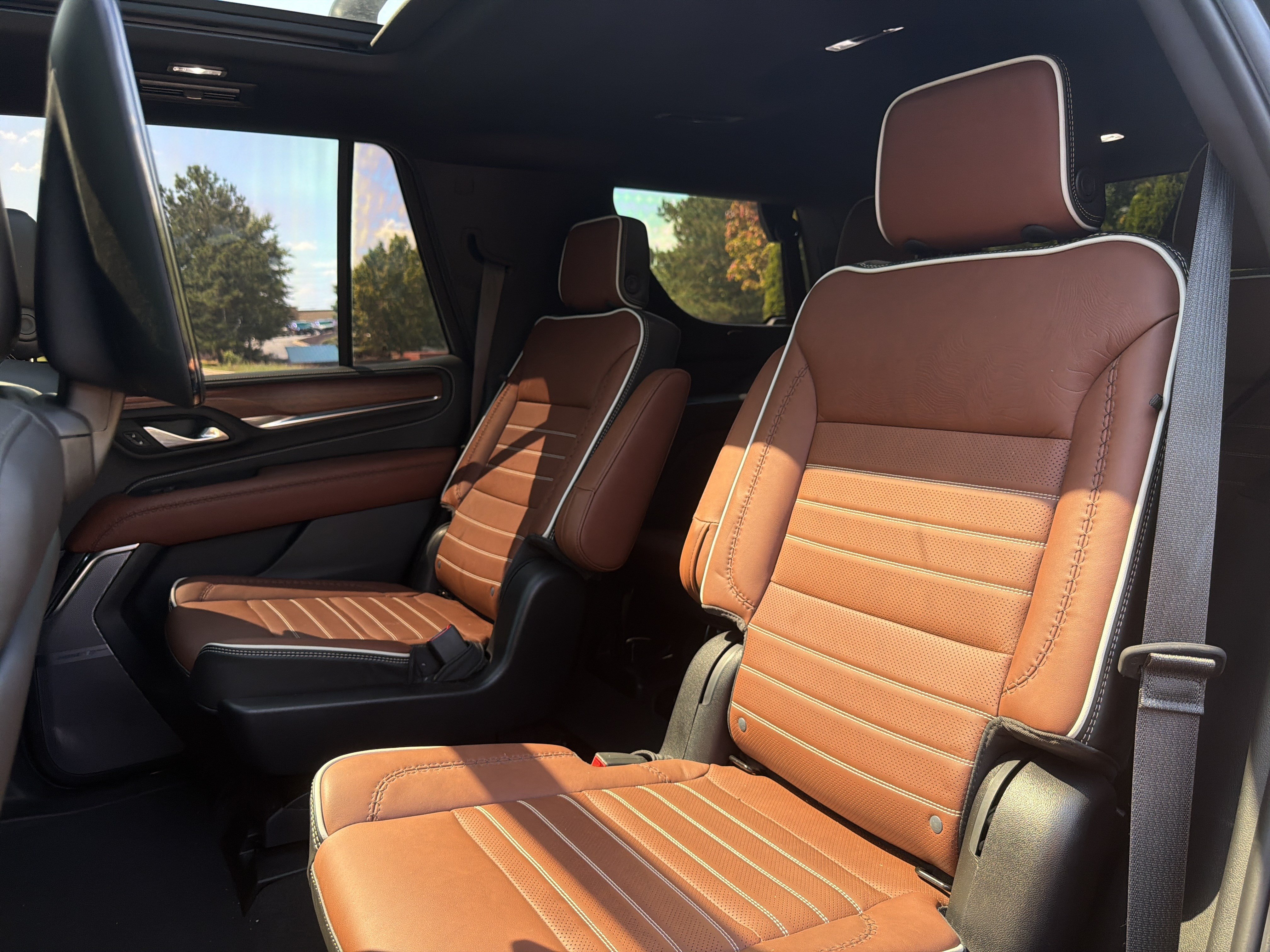 Used 2023 GMC Yukon Denali Ultimate w/ LPO, Floor Liner Package AWD/4WD image 10