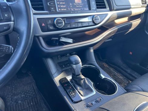 Used 2017 Toyota Highlander Limited image 18