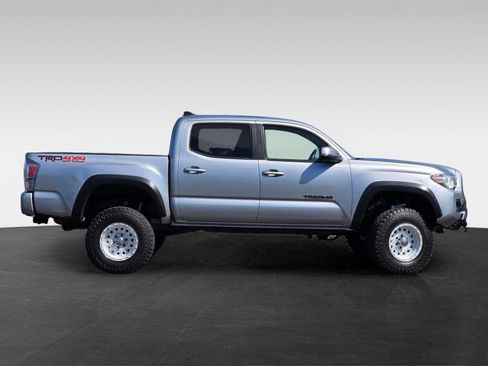 Used 2021 Toyota Tacoma TRD Off-Road w/ Technology Package AWD/4WD image 4
