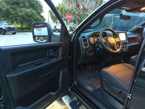 Used 2024 RAM 2500 Tradesman w/ Chrome Appearance Group AWD/4WD image 8