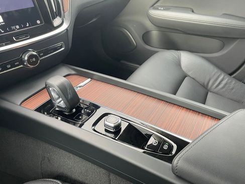 Used 2025 Volvo V60 B5 Cross Country Plus image 40