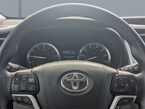 Used 2015 Toyota Highlander LE image 29