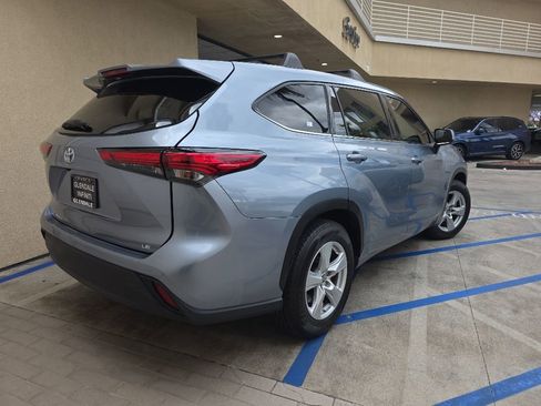Used 2021 Toyota Highlander LE FWD image 3