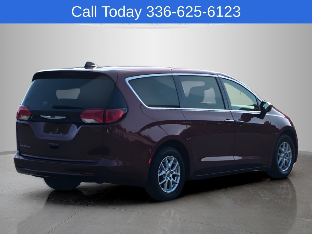 Used 2023 Chrysler Voyager LX FWD image 5