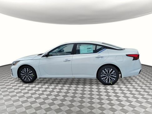 New 2025 Nissan Altima 2.5 SV image 2