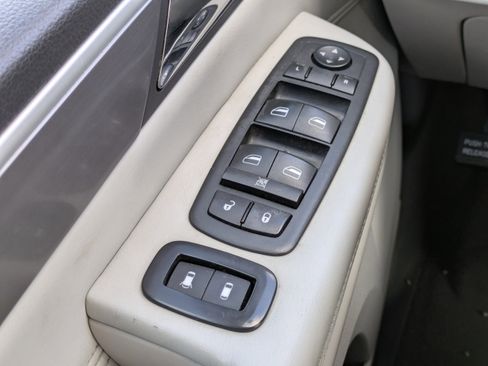 Used 2010 Volkswagen Routan SEL image 21