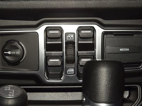 Used 2025 Jeep Wrangler Sport image 31