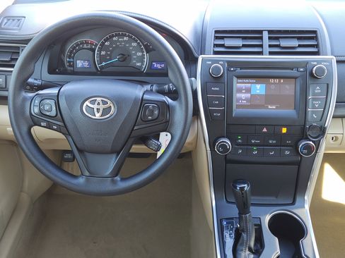 Used 2015 Toyota Camry LE image 27