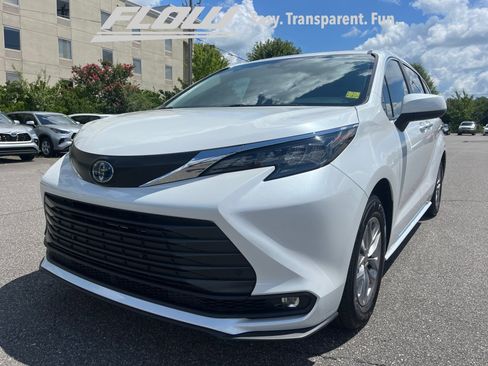 Used 2025 Toyota Sienna XLE FWD image 29