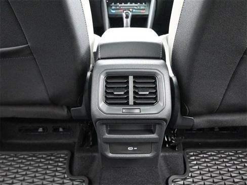 Used 2025 Volkswagen Taos SE w/ Panoramic Sunroof Package image 27