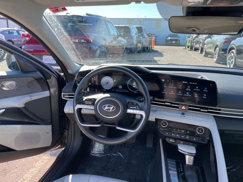 Used 2025 Hyundai Elantra Limited image 34