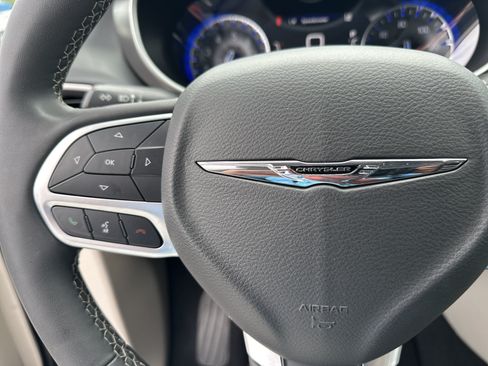 Used 2024 Chrysler Pacifica Touring-L FWD image 23