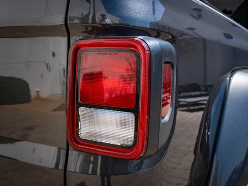 Used 2023 Jeep Gladiator Sport AWD/4WD image 9
