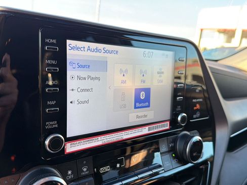 Used 2022 Toyota Highlander XLE FWD image 25