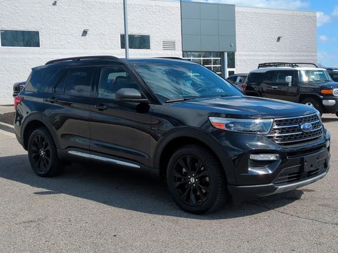 Used 2020 Ford Explorer XLT w/ Equipment Group 202A image 2