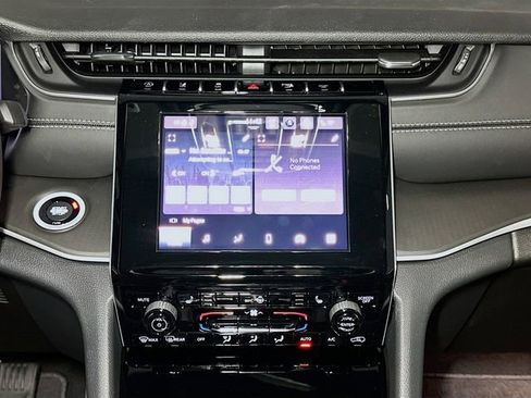 New 2025 Jeep Grand Cherokee Altitude image 9