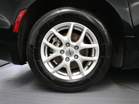 Used 2024 Chrysler Pacifica Touring-L FWD image 14