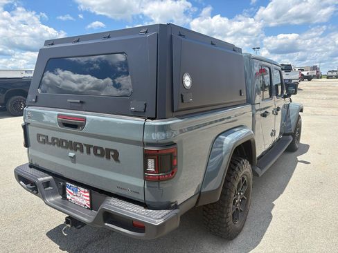 Used 2025 Jeep Gladiator Sport AWD/4WD image 3