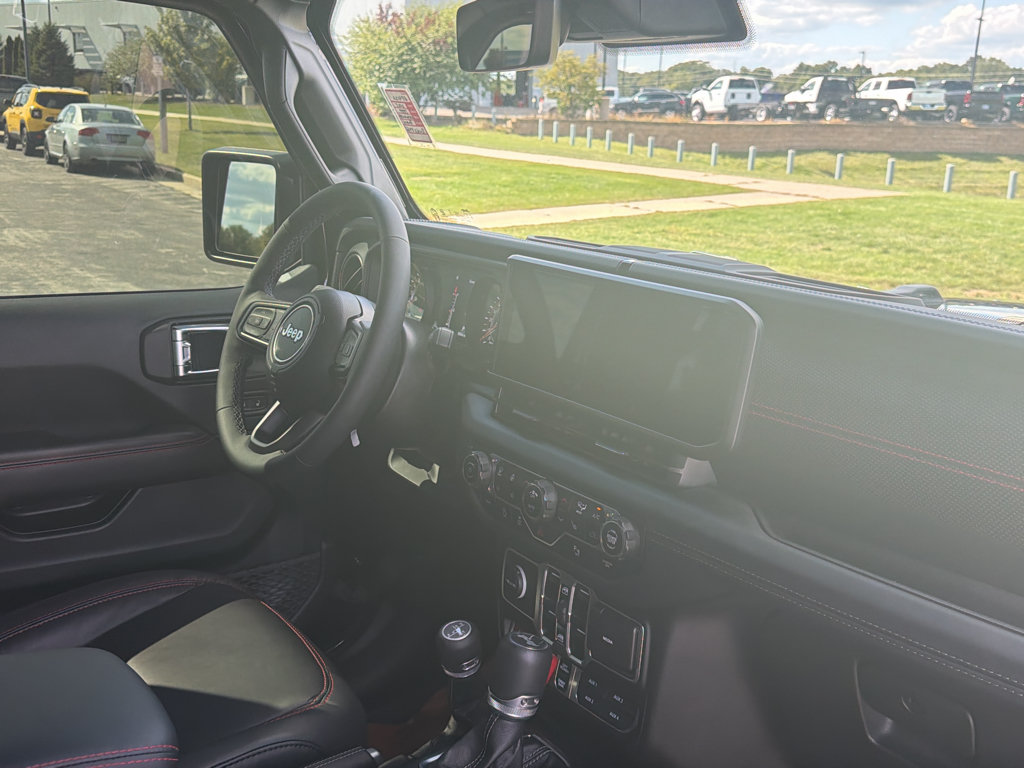 Used 2025 Jeep Wrangler Unlimited Rubicon AWD/4WD image 27