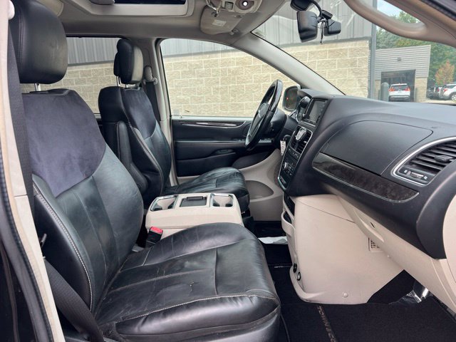 Used 2013 Chrysler Town & Country Limited w/ Luxury Group FWD image 11