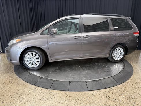 Used 2014 Toyota Sienna XLE AWD/4WD image 20