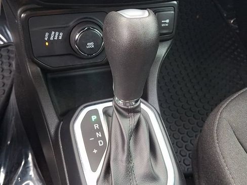 Used 2023 Jeep Renegade Latitude AWD/4WD image 14