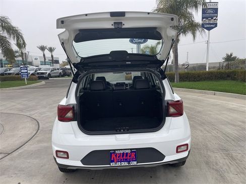 Used 2022 Hyundai Venue Limited image 24