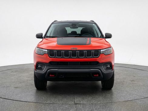 Used 2025 Jeep Compass Trailhawk AWD/4WD image 2