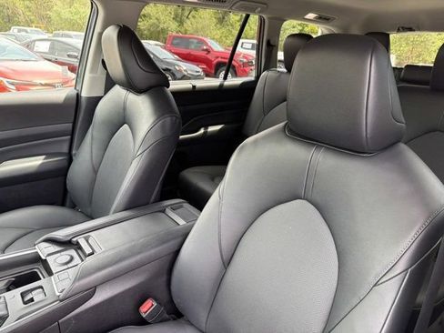 Certified 2025 Toyota Grand Highlander FWD image 11