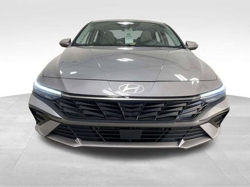 Certified 2025 Hyundai Elantra Limited image 8