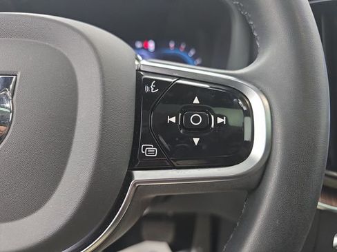 Used 2023 Volvo XC60 B5 Plus image 34