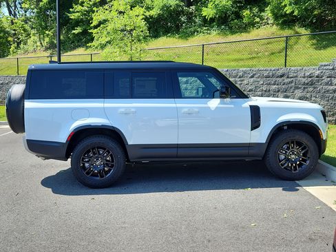 Used 2025 Land Rover Defender 130 S image 11