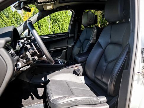 Used 2024 Porsche Macan image 17