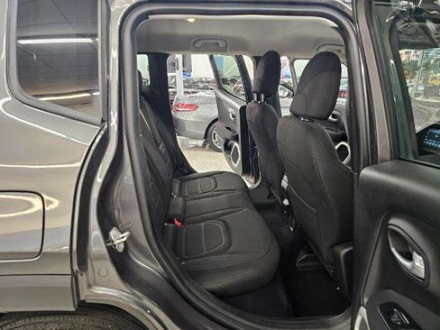 Used 2019 Jeep Renegade Latitude AWD/4WD image 12